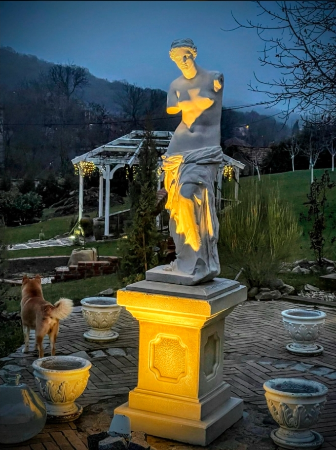 Venus garden sculpture